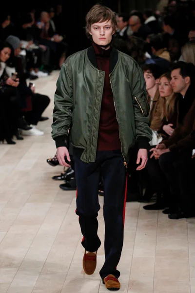 Look 17